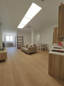 uma grande sala de estar com um sofá e uma mesa em Apartamentos Pillotegi parking gratuito em San Sebastián