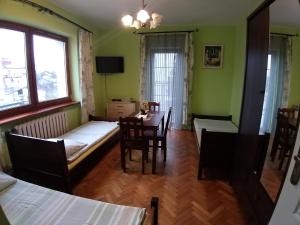 Posteľ alebo postele v izbe v ubytovaní Hostel Rumiankowy Airport Hostel