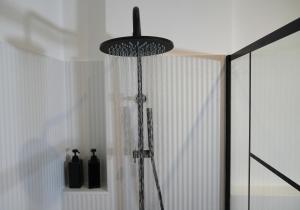 y baño con ducha y cortina de ducha. en Vaaz Rooms, en Sannicandro di Bari