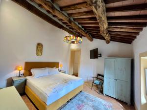 a bedroom with a large bed in a room at Servigliana in Popiglio