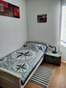 ル・クレムラン・ビセートルにあるproche Paris chambre hôteの小さなベッドルーム(ベッド1台、ランプ付)