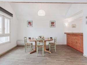 comedor con mesa y sillas en Apartment Résidence les Corsaires by Interhome, en San Juan de Luz