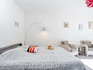 un dormitorio con una cama con un animal de peluche en Studio Joanis-1 by Interhome, en San Juan de Luz