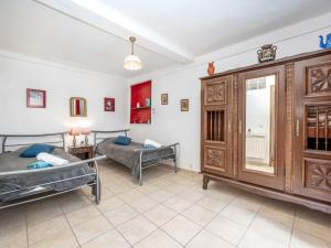 1 dormitorio con 2 camas y armario en Apartment Rue de la Pompe by Interhome, en Antibes
