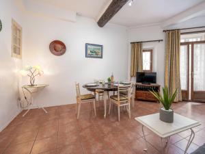 sala de estar con mesa y comedor en Apartment Rue de la Pompe by Interhome en Antibes