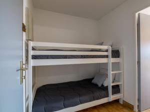 サント・マキシムにあるApartment La Palmeraie II-1 by Interhomeの二段ベッド2組が備わる客室です。
