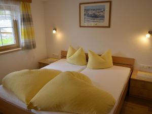 カップルにあるHoliday Home Bergblick - KPL118 by Interhomeのホテルルーム ベッド2台 黄色い枕付
