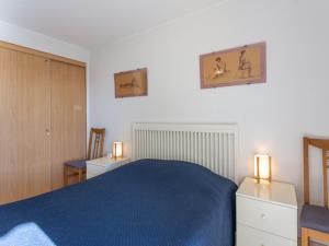 ル・ラヴァンドゥーにあるApartment Les Alizées by Interhomeのベッドルーム1室(青いベッド1台、照明2つ付)