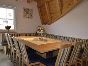 カップルにあるHoliday Home Bergblick - KPL118 by Interhomeのダイニングルーム(木製テーブル、椅子付)