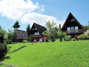 una casa en una colina con césped verde en Holiday Home Pfrungen by Interhome, en Pfrungen