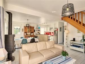 un soggiorno con divano e cucina di Holiday Home Melflo by Interhome a Piriac-sur-Mer