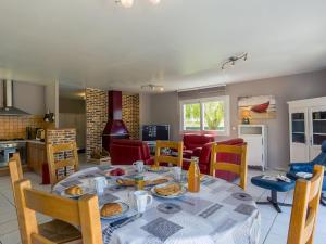 ein Esszimmer und eine Küche mit einem Tisch und Stühlen in der Unterkunft Holiday Home Ker Jean - PLC244 by Interhome in Plouescat