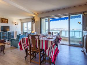 een eetkamer met een tafel en uitzicht op de oceaan bij Apartment Ibaïa by Interhome in Saint-Jean-de-Luz