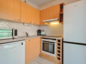 Kuchyňa alebo kuchynka v ubytovaní Apartment Mariza - LAU302 by Interhome