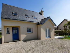 プルエスカにあるHoliday Home L'Hermine by Interhomeの青い扉と砂利の私道のある家