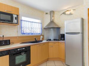プルエスカにあるHoliday Home L'Hermine by Interhomeの白い冷蔵庫とシンクのあるキッチン +22枚の写真