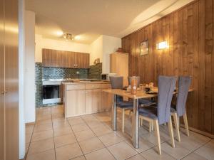 uma cozinha com mesa e cadeiras num quarto em Apartment Domino B 48 by Interhome em Ovronnaz