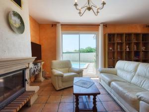 sala de estar con sofá y chimenea en Holiday Home Les Lavandiers - ORD100 by Interhome, en Ordonnac