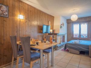 uma sala de estar com uma mesa e uma cama em Apartment Domino B 48 by Interhome em Ovronnaz