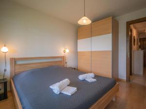 Postel nebo postele na pokoji v ubytování Apartment Domino B 48 by Interhome