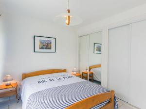 una camera bianca con un letto e due comodini di Apartment Ty Bugale by Interhome a Concarneau