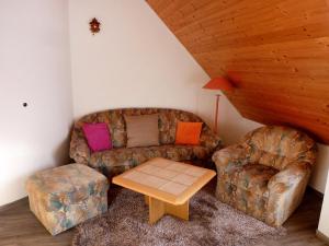 sala de estar con sofá y 2 sillas en Apartment Schwarzwaldblick-8 by Interhome, en Schonach