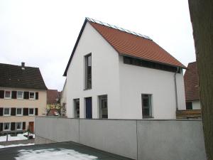 Biały dom z brązowym dachem w obiekcie Holiday Home Albergo Centro by Interhome w mieście Hüfingen