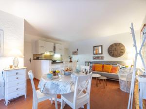 cocina y sala de estar con mesa y sillas en Apartment Les Mas de Gigaro by Interhome, en La Croix-Valmer
