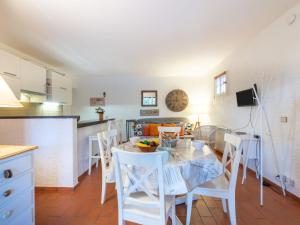 ラ・クロワ・ヴァルメにあるApartment Les Mas de Gigaro by Interhomeのキッチン、ダイニングルーム(テーブル、椅子付)