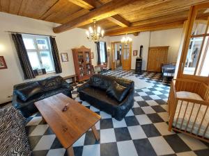 un soggiorno con mobili in pelle e pavimento a scacchi di Apartment Alte Post-2 by Interhome ad Aggsbach