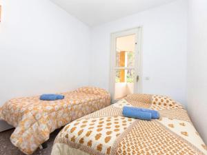 2 letti in una camera con finestra di Apartment La Carbonera by Interhome a Port de la Selva