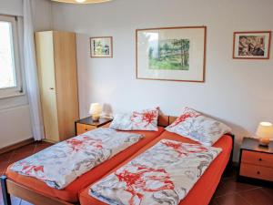 een slaapkamer met 2 bedden en 2 lampen op tafels bij Apartment Cleopatra by Interhome in Montagnola