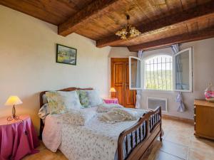 Ένα ή περισσότερα κρεβάτια σε δωμάτιο στο Apartment Sainte Croix by Interhome