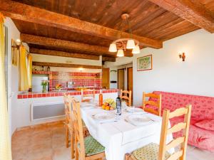 Η κουζίνα ή μικρή κουζίνα στο Apartment Sainte Croix by Interhome