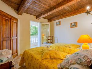Ένα ή περισσότερα κρεβάτια σε δωμάτιο στο Apartment Sainte Croix by Interhome