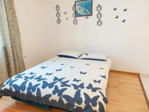 Postel nebo postele na pokoji v ubytování Apartment Kuki by Interhome