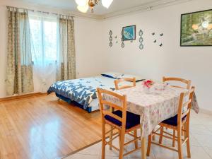 Postel nebo postele na pokoji v ubytování Apartment Kuki by Interhome