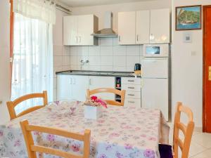 Kuchyň nebo kuchyňský kout v ubytování Apartment Kuki by Interhome