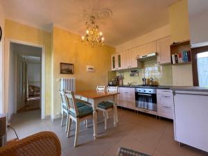 cocina con mesa y sillas en una habitación en Apartment Cavallo - MZO102 by Interhome, en Belvedere Langhe