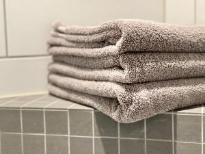 a pile of towels sitting on top of a bathroom counter at Apartment Lilletveitvegen in Bergen +25 photos
