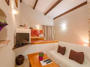 sala de estar con sofá blanco y TV en Apartment Marjolaine - LCC127 by Interhome en Bauduen