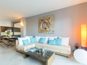 una sala de estar con sofá y una pintura de tigre en la pared en Holiday Home Maison pêcheur by Interhome, en Grimaud