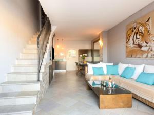 sala de estar con sofá y una foto de tigre en la pared en Holiday Home Maison pêcheur by Interhome, en Grimaud 19 fotos más