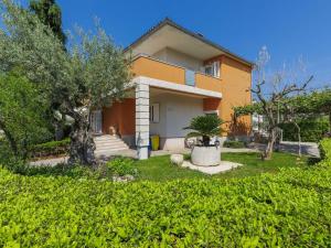 dom z ogrodem przed nim w obiekcie Apartment Villa Alba-1 by Interhome w mieście Umag