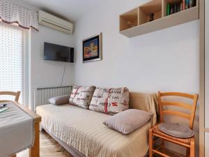 salon z kanapą i stołem w obiekcie Apartment Villa Alba-1 by Interhome w mieście Umag