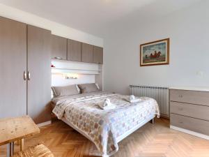 sypialnia z łóżkiem i komodą w obiekcie Apartment Villa Alba-1 by Interhome w mieście Umag
