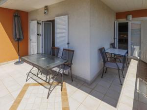 jadalnia ze stołem i krzesłami w pokoju w obiekcie Apartment Villa Alba-1 by Interhome w mieście Umag