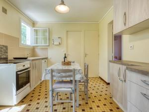 eine Küche mit einem Tisch und einem Handtuch darauf in der Unterkunft Holiday Home La Bruyère by Interhome in Montalivet-les-Bains + 16 Fotos