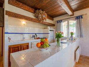 Una cocina con un bol de fruta en la encimera. en Apartment Campagne les Oliviers by Interhome, en Bauduen