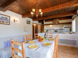 Un comedor con una mesa y una cocina. en Apartment Campagne les Oliviers by Interhome, en Bauduen